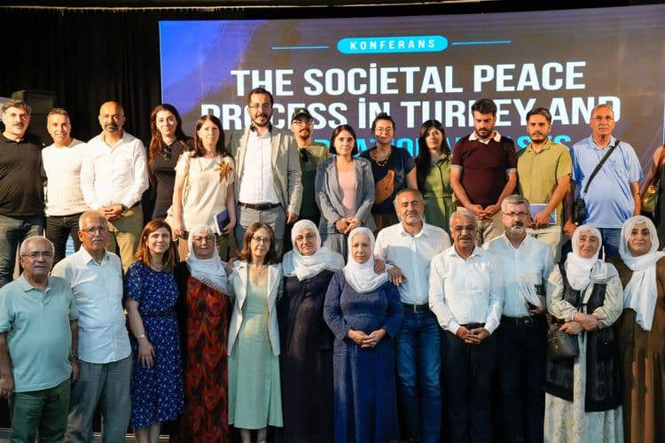 Dünya deneyimleri Diyarbakır'da buluştu: Barışın ortak yol haritası konuşuldu 16