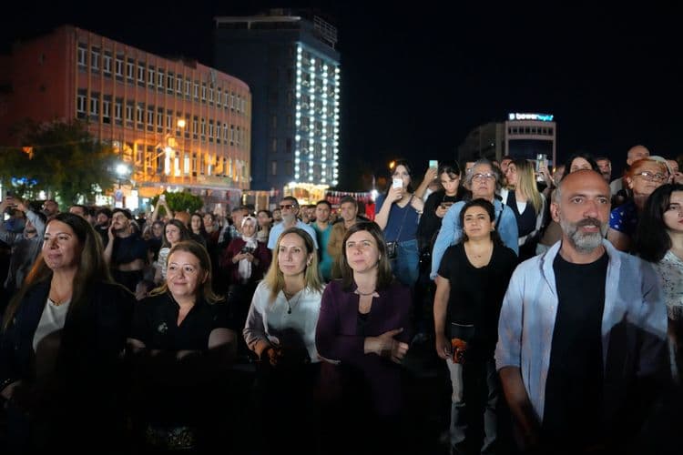 Eşbaşkan Bucak, halk konserine katıldı 7