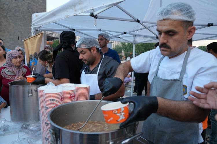 10 bin aşure dayanışmayla paylaşıldı 7