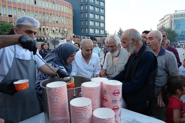 10 bin aşure dayanışmayla paylaşıldı 8