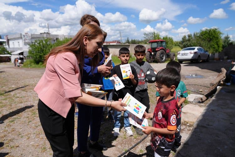 ‘Masal Sandığı’ projesiyle kitaplar çocuklara ulaştırıldı 3