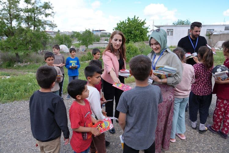 ‘Masal Sandığı’ projesiyle kitaplar çocuklara ulaştırıldı 4