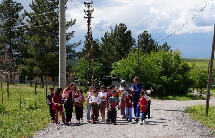 ‘Masal Sandığı’ projesiyle kitaplar çocuklara ulaştırıldı 6
