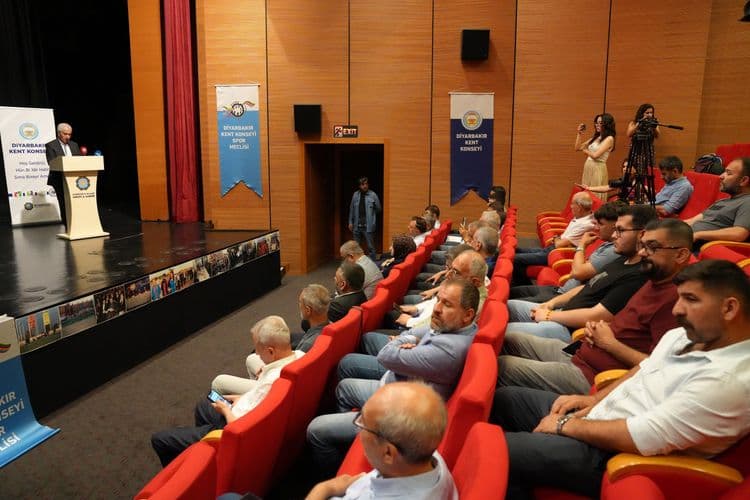 ‘Spor, Kent Kimliği, Ekonomi ve Toplumsal Barış’ paneli düzenlendi 1