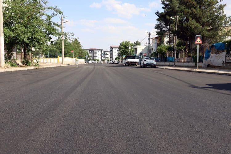 Bağlar’da 10 yıldır hizmet görmeyen yollar yenileniyor 14