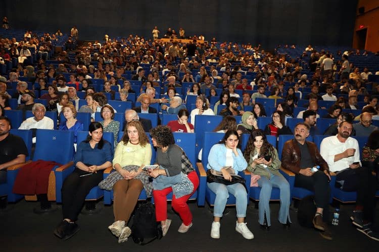 Kürt Dil Bayramı’nda ‘Moraşîn’ sahnelendi 1