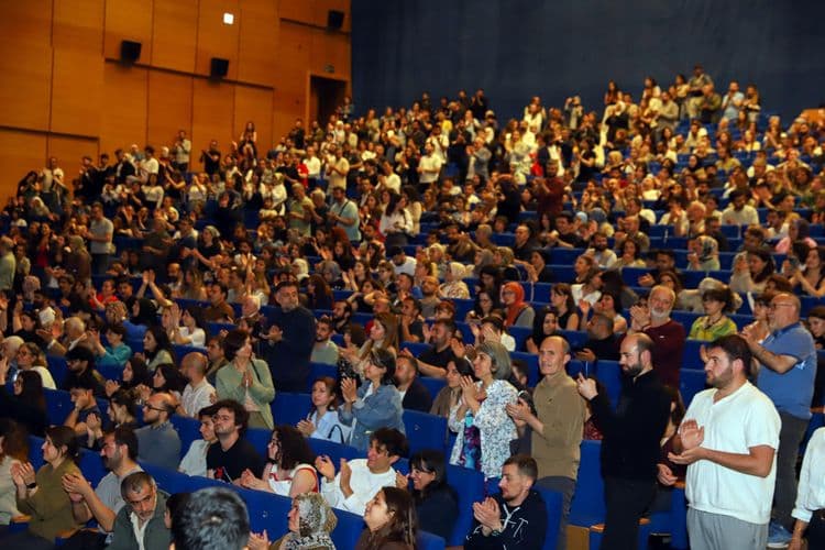 Kürt Dil Bayramı’nda ‘Moraşîn’ sahnelendi 10