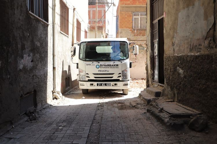 Muradiye Mahallesi’nde metruk yapılar kontrollü şekilde yıkılıyor 1
