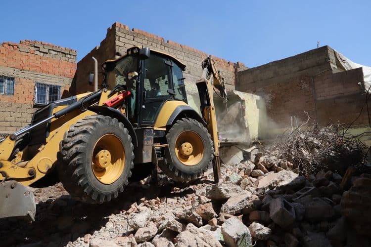 Muradiye Mahallesi’nde metruk yapılar kontrollü şekilde yıkılıyor 7