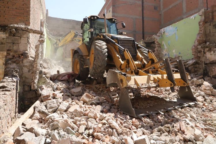 Muradiye Mahallesi’nde metruk yapılar kontrollü şekilde yıkılıyor 8