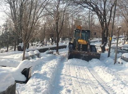Mezarlıklarda kar küreme ve tuzlama çalışmaları yapıldı