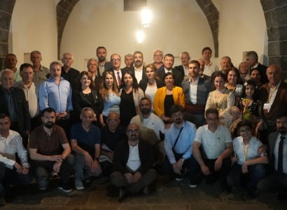 Hevşaredar Hatun, bi zimanzanan re rûnişt