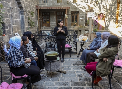 Jin fêrî çêkirina dermanên nojdarî dibin