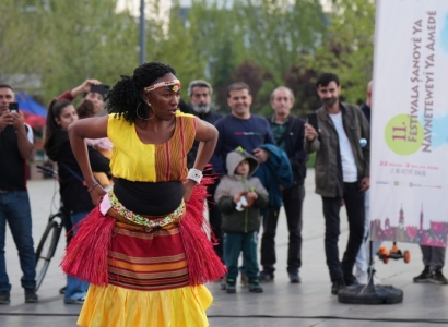 Stage moves into the streets at Amed Theatre Festival