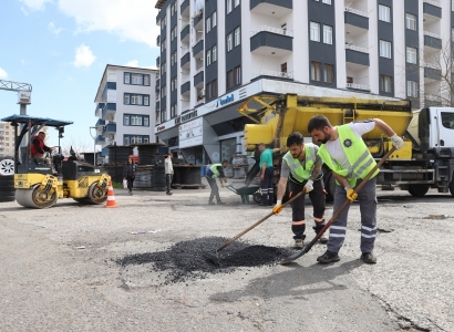 Bağlar’daki hasarlı yollarda asfalt seferberliği