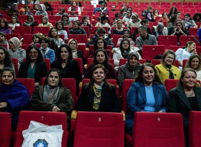 Eşbaşkan Bucak ‘Jîn’ oyununu kadınlarla birlikte izledi