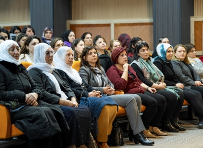 Hemşaredare Bucak, Beşdarê Heyetê Pêroyî yê Komela Cinîyan a Rosa Bîye