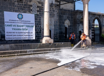 Cayanê Îbadetî de bi Boya Gulan Pakîya Roşanî
