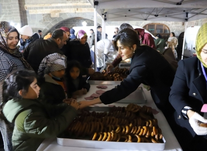 Sweet treats distributed to residents on Laylat al-Qadr