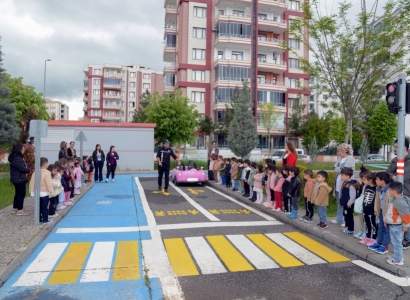 Çocuklar trafik kurallarını eğlenerek öğrendi