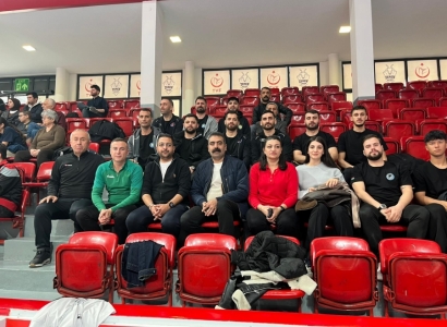 Hemşaredar Hatunî Maçê Taximê Voleybolî yê Cinîyan Trîbunî ra Temaşe Kerd