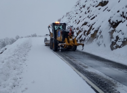 Kar yağışıyla kapanan kırsal mahalle yolları açılıyor