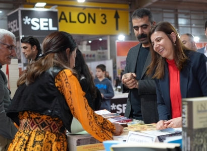 Eşbaşkanlar, Diyarbakır Kitap Fuarı’nı ziyaret etti Eşbaşkanlar, Diyarbakır Kitap Fuarı’nı ziyaret etti