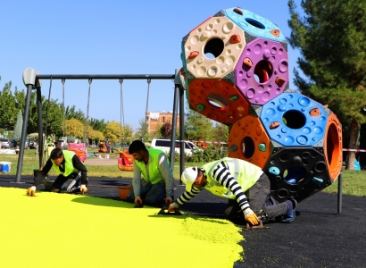 Parklardaki çocuk oyun ve spor alanları yenileniyor