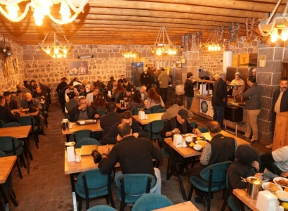 Hevşaredar û hevserokên partiyan firavîn li xwaringeha gel xwar