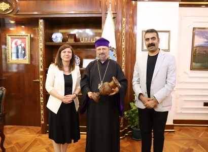 Patrîkê Ermeniyên Tirkiyeyê Sahak, serdana Şaredariya Bajarê Mezin a Amedê kir