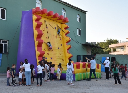 Zarokan li şahiyê bi dilxweşî lîstin