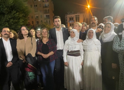 Eşbaşkan Hatun, Akdeniz Belediyesi eşbaşkanlarının duruşmasına katıldı Eşbaşkan Hatun, Akdeniz Belediyesi eşbaşkanlarının duruşmasına katıldı