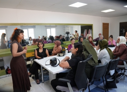 DBB’nin kursundan faydalanan kadınlara toplumsal cinsiyet odaklı atölye