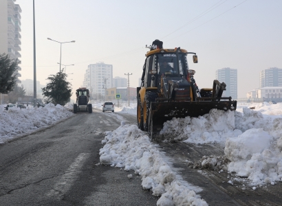 Kent genelinde karla mücadele sürüyor