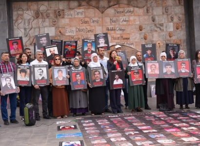 Eşbaşkanlar, kayıp yakınlarının eylemine katıldı Eşbaşkanlar, kayıp yakınlarının eylemine katıldı