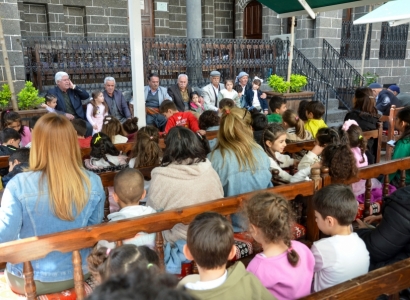 Zarokan dîwana dengbêjan guhdarî kir