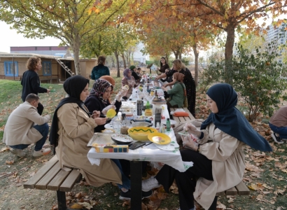 Kadınlar atölyede atıkları dönüştürüyor