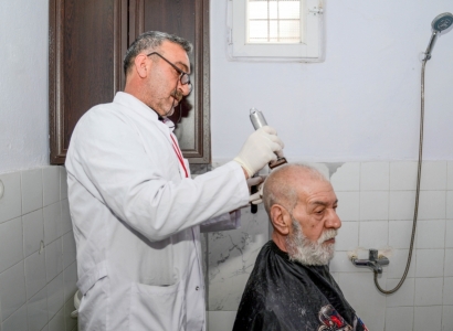 Ramazan Bayramı öncesi yaşı ilerlemiş yurttaşlara evde berber hizmeti