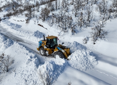 Li Çungûşê di bilindahiya 1500 metreyî de rê ji berfê tên paqijkirin