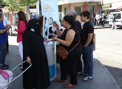 Büyükşehir Belediyesi, Bağlar’da kurduğu stantta halkı dinliyor