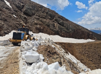 Kulp’ta çığ ve heyelan nedeniyle hasar gören yollar onarılıyor