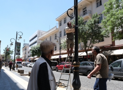 Gazi Caddesi Kürt şairlerin beyitleriyle süslendi