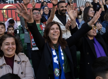 Hevşaredar Bucak, maça Amedspor-Trabzonsporê li trîbûnê temaşe kir