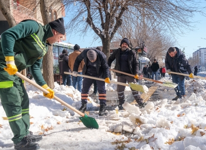 Kent merkezinde kar temizliği ve tuzlama çalışması