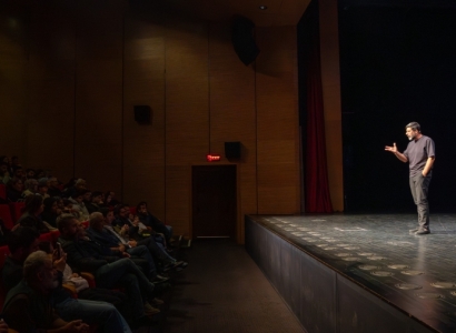Kürtçe stand-up gösterisi Dünya Anadil Günü kapsamında izleyiciyle buluştu