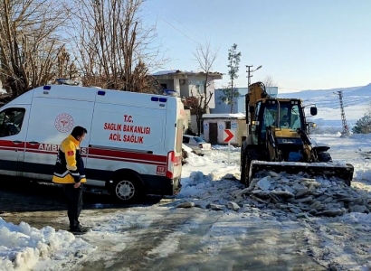 Ekipler ambulansın yolunu açtı, anne ve bebek hastaneye ulaştırıldı