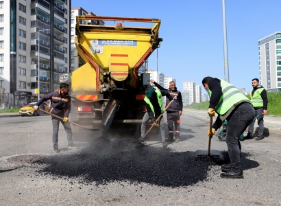 Olumsuz hava koşullarının zarar verdiği yollar yenileniyor