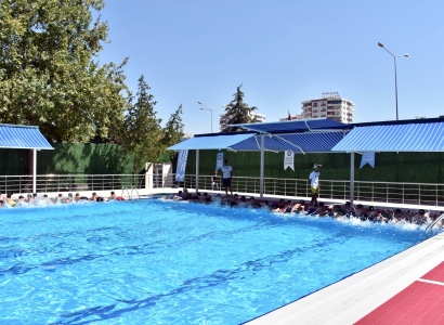 Çocuklara yüzme eğitimi verildi