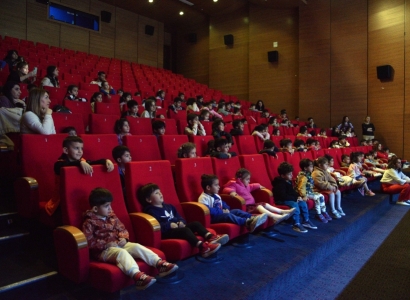Children at Zarokistan meet the theatre