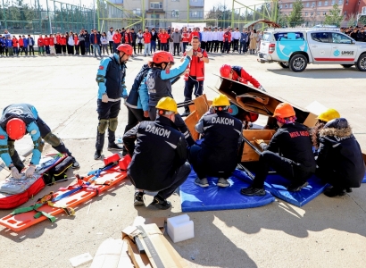 Students take part in earthquake preparedness drill during Earthquake Week